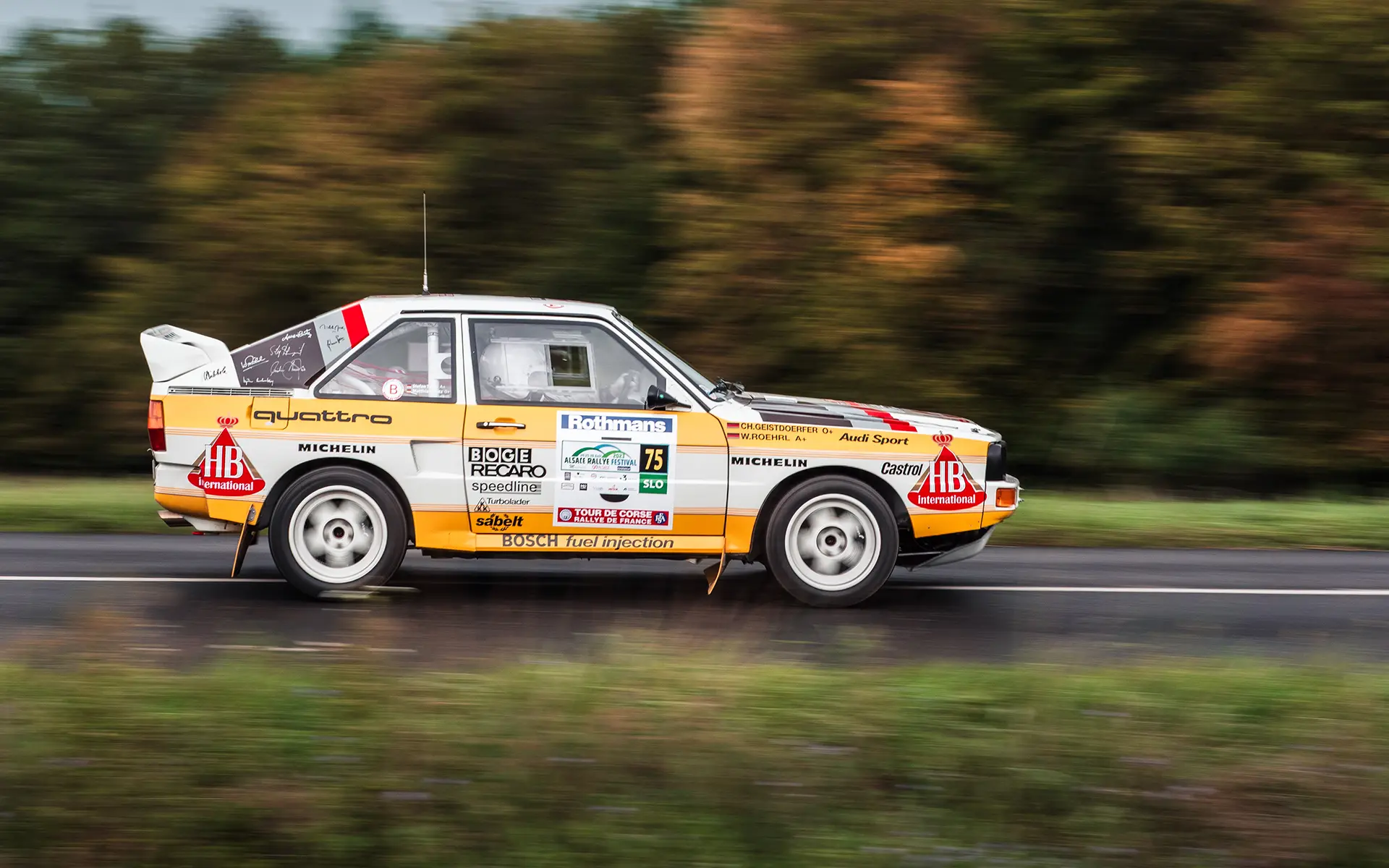Voiture de rallye roulant sur une route de campagne
